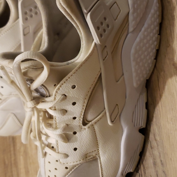 NIKE WOMENS HUARACHE RUN 634835-108 WHITE ON WHITE - Picture 5 of 8